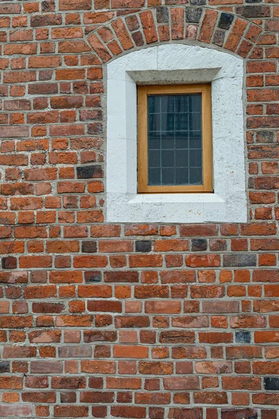 Pequeña Ventana Con Una Celosía Antiguo Edificio Ladrillo — Foto de Stock