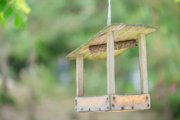 Kleine Houten Vogelvoeder Hangend Aan Een Boom — Stockfoto