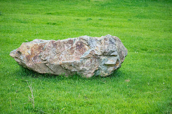 Μεγάλη Πέτρα Γρανίτη Βρίσκεται Στο Περιποιημένο Πράσινο Γκαζόν — Φωτογραφία Αρχείου