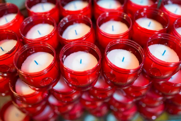 Många Röda Plastljusstakar Med Ljus För Den Katolska Kyrkan — Stockfoto