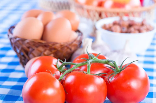 Tomates Rojos Una Rama Cesta Con Huevos Ajo Manzanas Avellanas — Foto de Stock