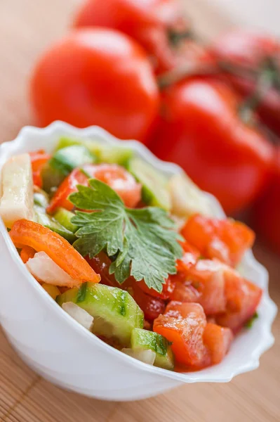 Ensalada Tomates Pepinos Sobre Manteles Bambú Tomates Rojos Fondo —  Fotos de Stock