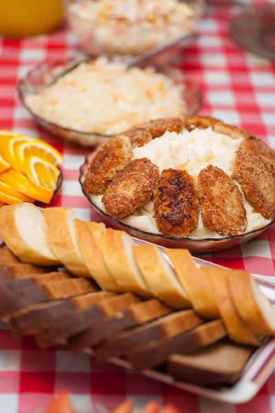 Pan Albóndigas Fritas Puré Papas Otros Platos Mantel Rojo Cuadros —  Fotos de Stock