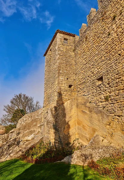 瓜伊塔要塞是在圣马利诺的提塔诺山上建造的三座塔中最古老的一座 它是作为监狱建造的 它是国旗和国徽上三座塔楼之一 — 图库照片