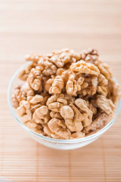 Cuenco Vidrio Nueces Sin Cáscara Sobre Mantel Bambú —  Fotos de Stock