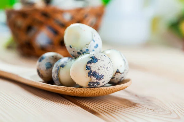 Ahşap Kaşıkta Kaynamış Bıldırcın Yumurtaları — Stok fotoğraf