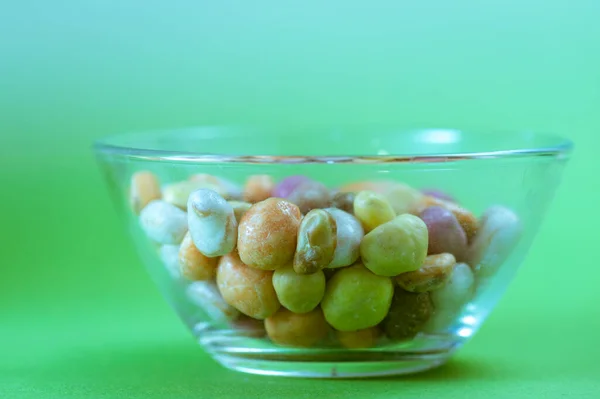 Petits Bonbons Colorés Forme Cailloux Mer Dans Bol Verre Sur — Photo