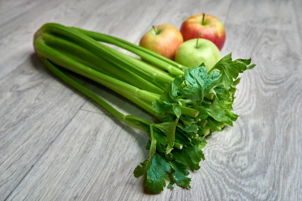 Tři Jablka Celerový List — Stock fotografie
