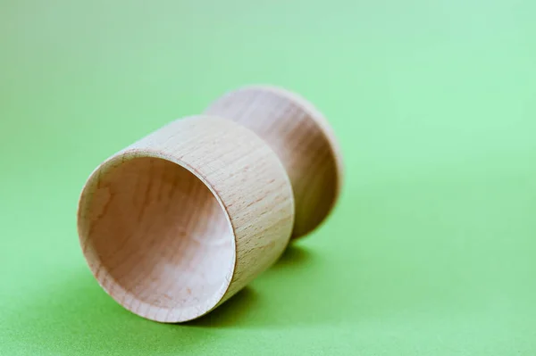 Houten Standaard Voor Gekookte Eieren Een Groene Achtergrond — Stockfoto