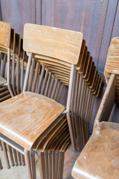 Muitas Cadeiras Madeira Velhas São Empilhadas Umas Cima Das Outras — Fotografia de Stock