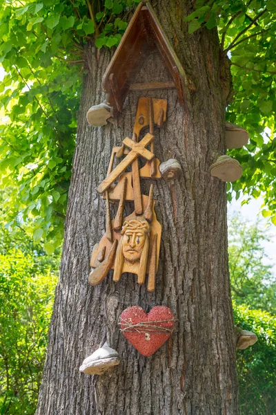Nın Ahşap Simgesi Haç Kırmızı Kalp Büyük Bir Ağaca Çivilenmiş — Stok fotoğraf