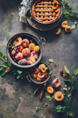 Taze şeftali, güzel yemek natürmort renkli ahşap rustik zemin üzerine meyve pasta