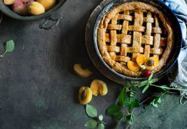 Taze şeftali, güzel yemek natürmort renkli ahşap rustik zemin üzerine meyve pasta