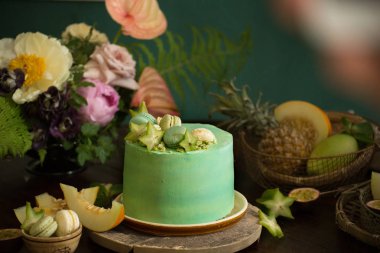 Egzotik meyve kek arasında bitkiler, güzel koyu natürmort