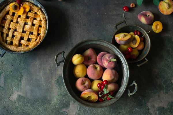 Πίτα Φρούτων Πολύχρωμα Ξύλινα Ρουστίκ Φόντο Φρέσκα Ροδάκινα Όμορφο Φαγητό — Φωτογραφία Αρχείου