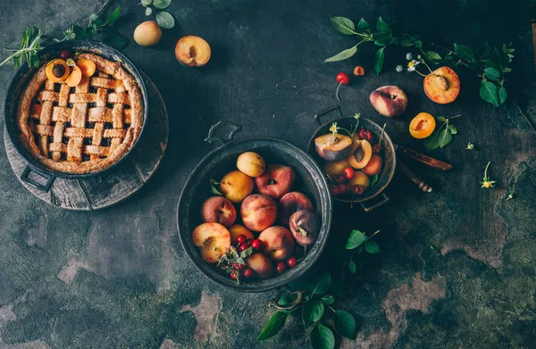 新鮮な桃 美しい食べ物静物とカラフルな木製の素朴な背景の上に果物パイ — ストック写真