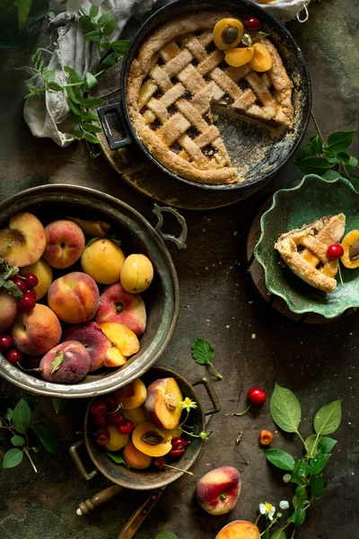 Taze şeftali, güzel yemek natürmort renkli ahşap rustik zemin üzerine meyve pasta