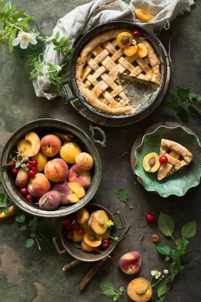 Taze şeftali, güzel yemek natürmort renkli ahşap rustik zemin üzerine meyve pasta