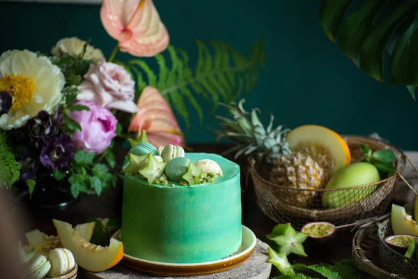 Cake Van Het Exotische Fruit Tussen Planten Prachtige Donkere Stilleven — Stockfoto