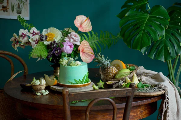 Exotischer Obstkuchen Inmitten Von Pflanzen Schönes Dunkles Stillleben — Stockfoto