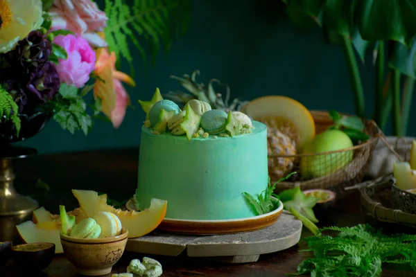 Exotischer Obstkuchen Inmitten Von Pflanzen Schönes Dunkles Stillleben — Stockfoto