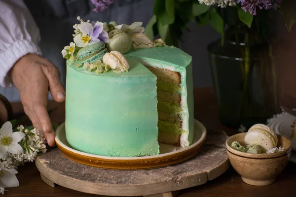 Vacker Kvinna Händer Lugn Och Vacker Grön Tårta Och Blommor — Stockfoto