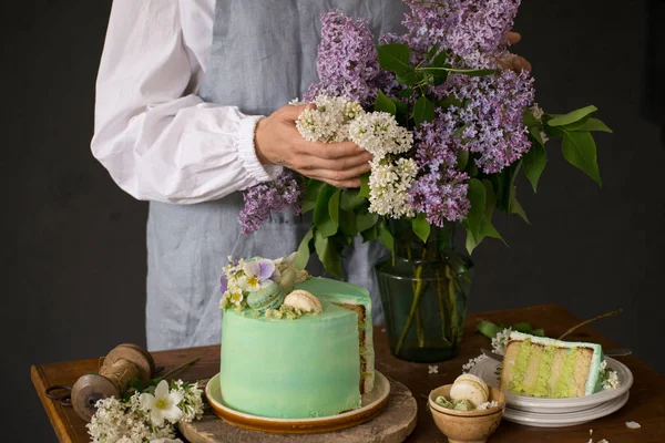 Belle Mani Donna Con Fiori Lilla Pace Della Bella Torta — Foto Stock