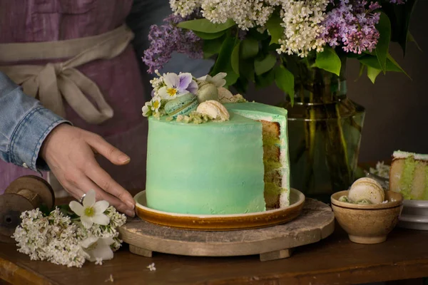 Güzel kadın eller güzel yeşil pasta ve çiçekler, gıda fotoğraf barış ile