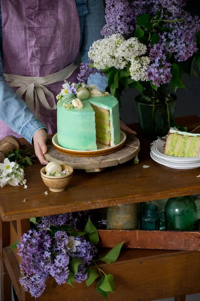 Mooie Vrouw Handen Met Vrede Van Mooie Groene Taart Bloemen — Stockfoto