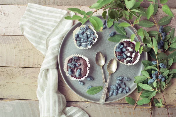 Bessen Van Kamperfoelie Cup Cakes Met Groene Bladeren Een Houten — Stockfoto