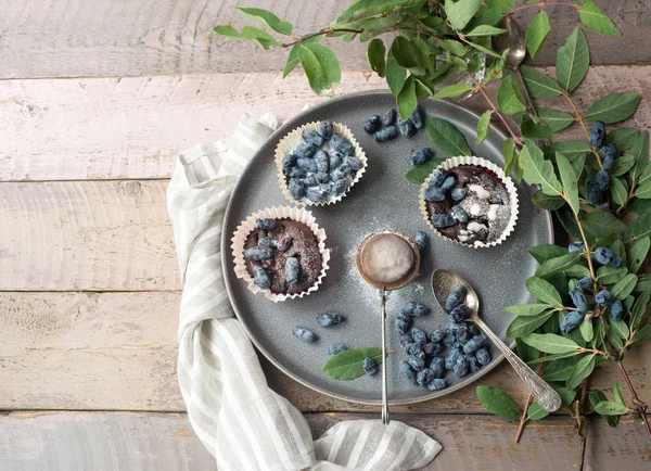 Geißblatt Beerenkuchen Mit Grünen Blättern Auf Einem Holztisch Schönes Stillleben — Stockfoto