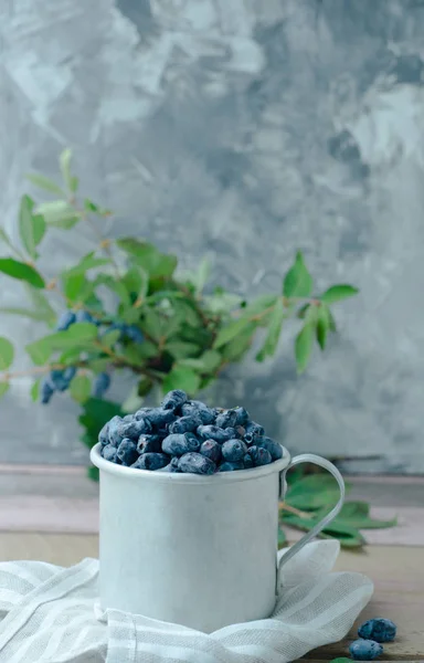 Kaprifol Berry Metall Kopp Med Gröna Blad Ett Träbord Vackra — Stockfoto