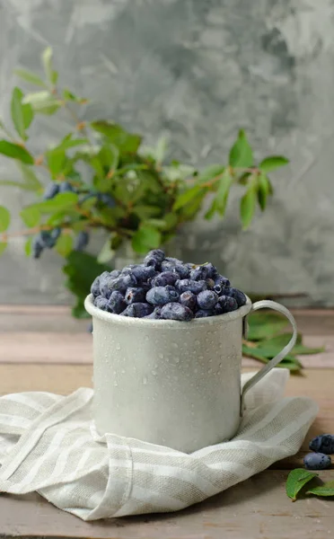 Kaprifol Berry Metall Kopp Med Gröna Blad Ett Träbord Vackra — Stockfoto