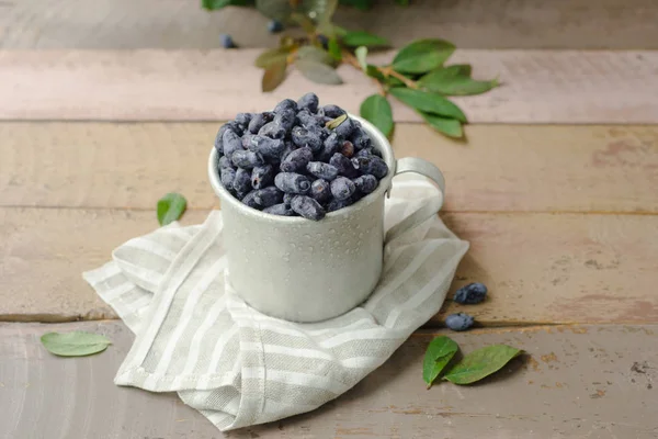 Kaprifol Berry Metall Kopp Med Gröna Blad Ett Träbord Vackra — Stockfoto