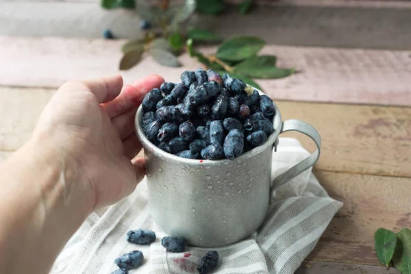 Kaprifol Berry Metall Kopp Med Gröna Blad Ett Träbord Och — Stockfoto