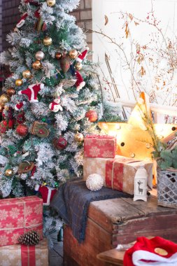 Noel natürmort bir yıldız ve bir yılbaşı ağacı, yılbaşı kompozisyon şeklinde bir fenerle rahat