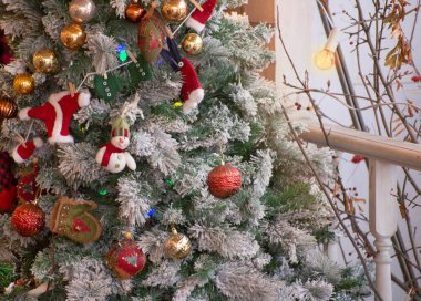 Noel natürmort bir yıldız ve bir yılbaşı ağacı, yılbaşı kompozisyon şeklinde bir fenerle rahat