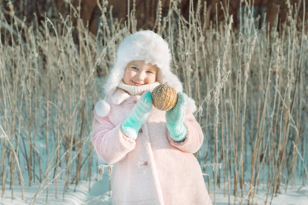 Piccola Ragazza Carina Sorridente Cappotto Rosa Piedi Nella Foresta Magica — Foto Stock