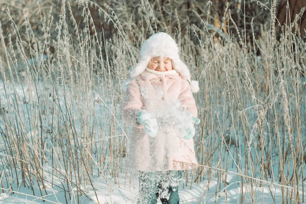 Маленькая Милая Улыбающаяся Девочка Розовом Пальто Улице Зимнем Парке Бросает — стоковое фото