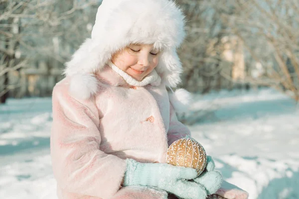 Menina Com Brinquedo Natal Sentado Fora Parque Com Sorriso Rosto — Fotografia de Stock