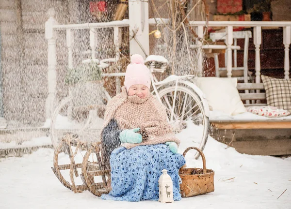 Menina Senta Trenó Envolto Cobertor Queda Neve Olhos Estão Espremendo — Fotografia de Stock