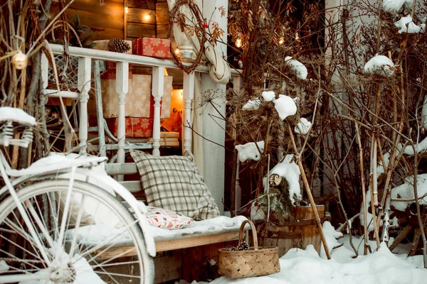 圣诞节的装饰 一个美丽舒适的家 长凳和装饰 圣诞节安排 — 图库照片