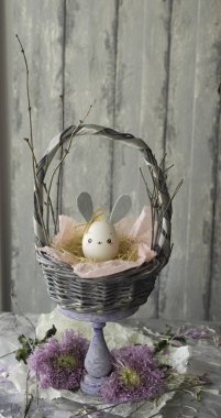 Paskalya dekorasyon ev, el yapımı için çalışmak, şirin yumurta kabuğu tavşan sepet, kart tasarımı için güzel arka plan içinde