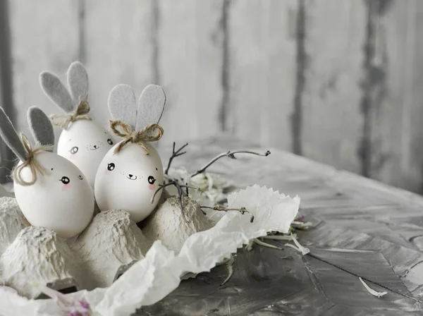 イースター装飾家 手作り作品 かわいい卵殻ウサギ カード デザインの美しい背景 — ストック写真