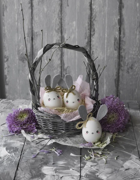 イースター装飾家 手作り作品 バスケットのかわいい卵殻ウサギ カード デザインの美しい背景 — ストック写真
