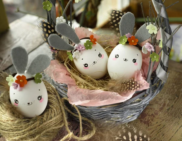 Decoración de Pascua para el hogar, trabajo hecho a mano, lindo conejo de cáscara de huevo —  Fotos de Stock