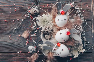 Paskalya arka plan, ev yapımı yumurta kabuğu tavşan ve sarı chrysan