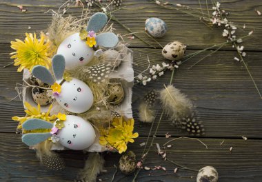 Paskalya arka plan, ev yapımı yumurta kabuğu tavşan ve sarı chrysan