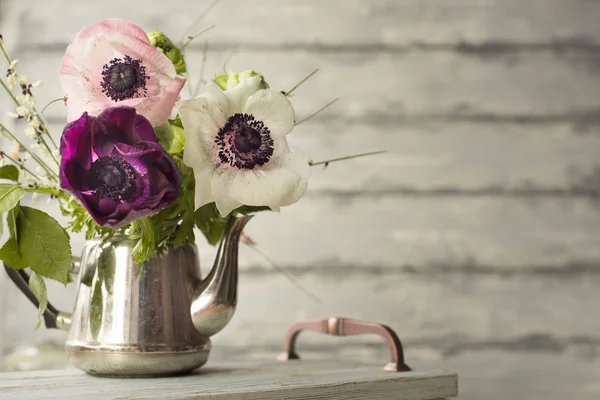 Blombukett med anemoner — Stockfoto