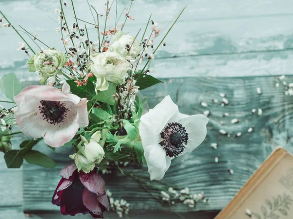 Bouquet de fleurs avec anémones — Photo